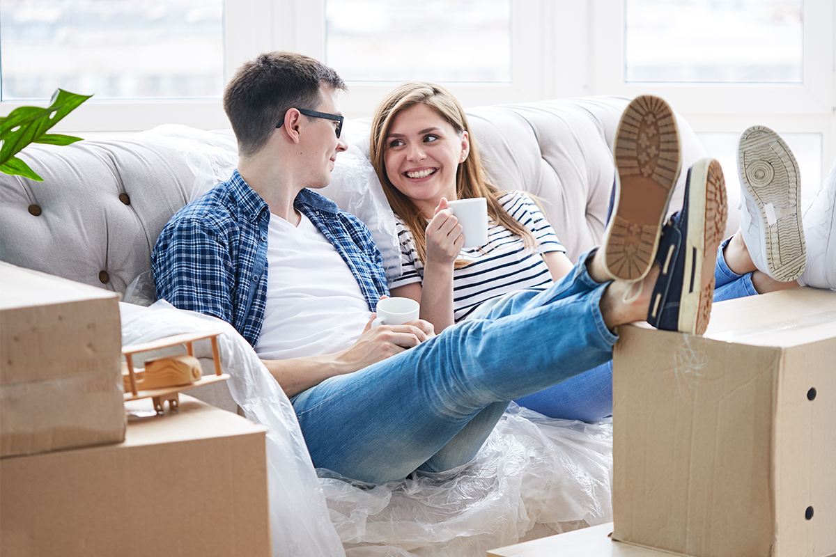 Couple in couch drinking coffee